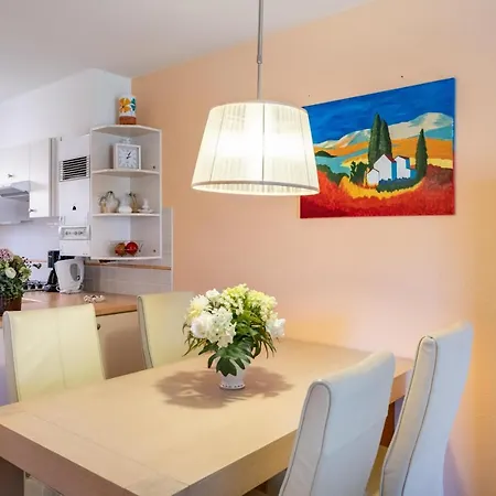 2 Bedroom With Balcony Close To The Sea Apartment *